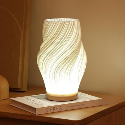 "Moderne LED tafellamp met uniek swirl design, zachte warme gloed. Perfect voor bureau, nachtkastje of boekenplank."