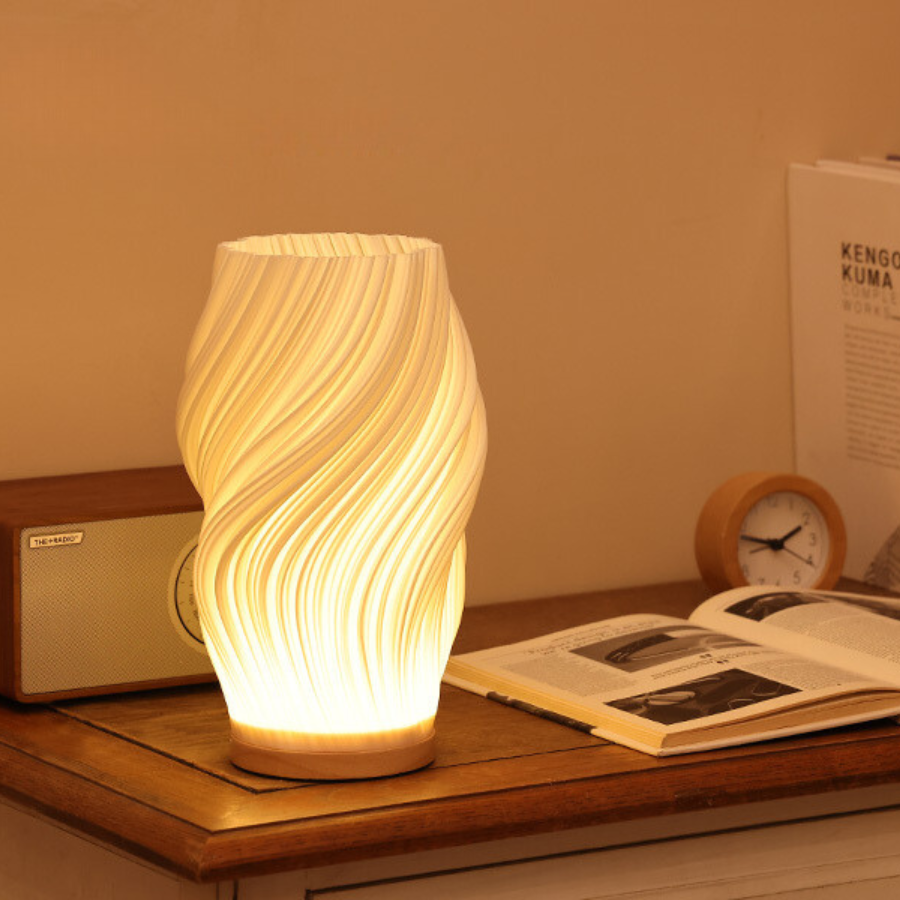 "Moderne LED tafellamp met uniek swirl design, zachte warme gloed. Perfect voor bureau, nachtkastje of boekenplank."