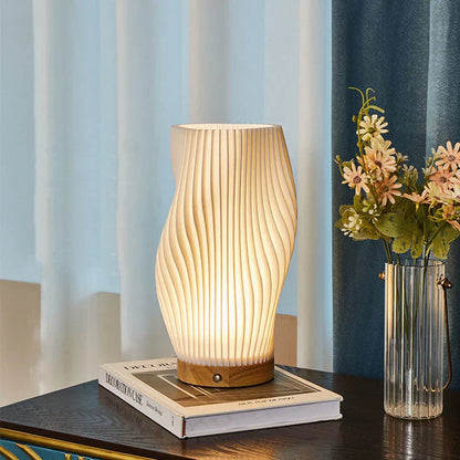 "Moderne LED tafellamp met uniek swirl design, zachte warme gloed. Perfect voor bureau, nachtkastje of boekenplank."