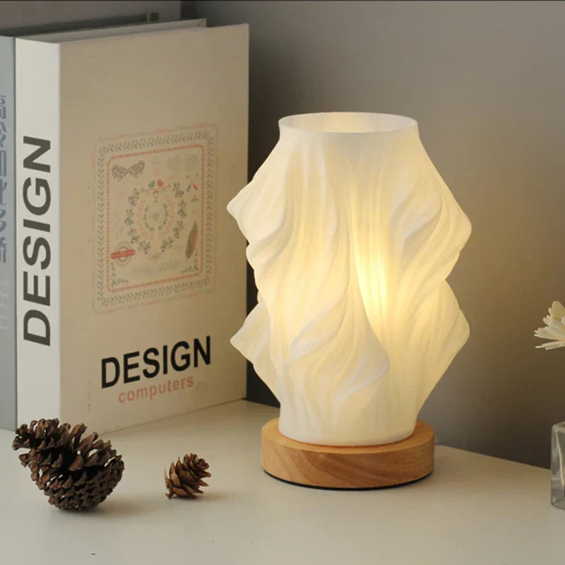 "Moderne LED tafellamp met uniek swirl design, zachte warme gloed. Perfect voor bureau, nachtkastje of boekenplank."