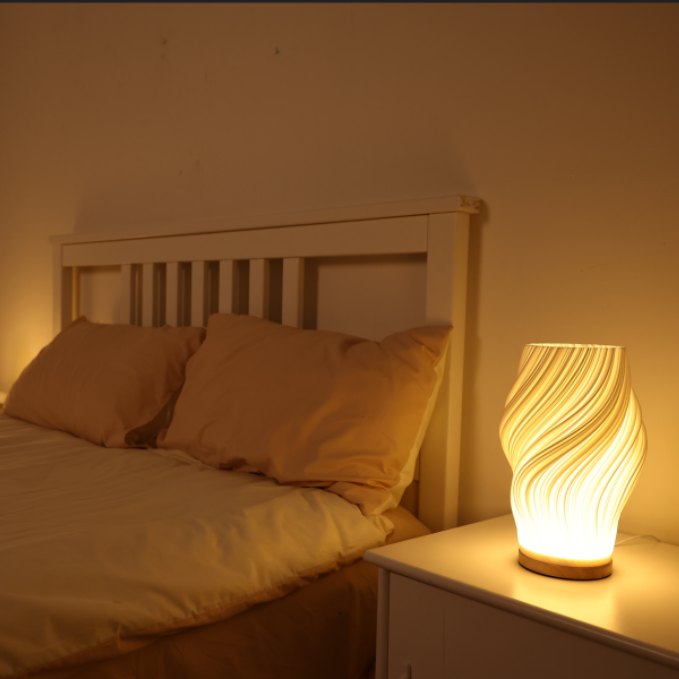 "Moderne LED tafellamp met uniek swirl design, zachte warme gloed. Perfect voor bureau, nachtkastje of boekenplank."