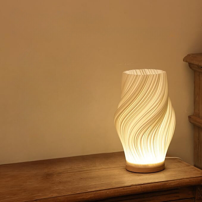 "Moderne LED tafellamp met uniek swirl design, zachte warme gloed. Perfect voor bureau, nachtkastje of boekenplank."