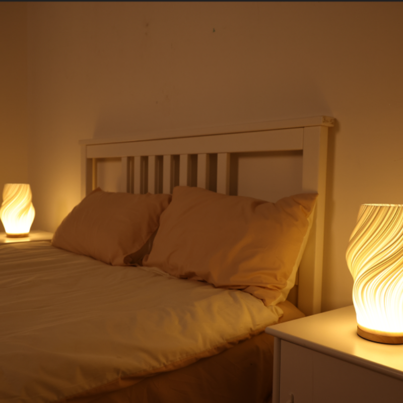 "Moderne LED tafellamp met uniek swirl design, zachte warme gloed. Perfect voor bureau, nachtkastje of boekenplank."