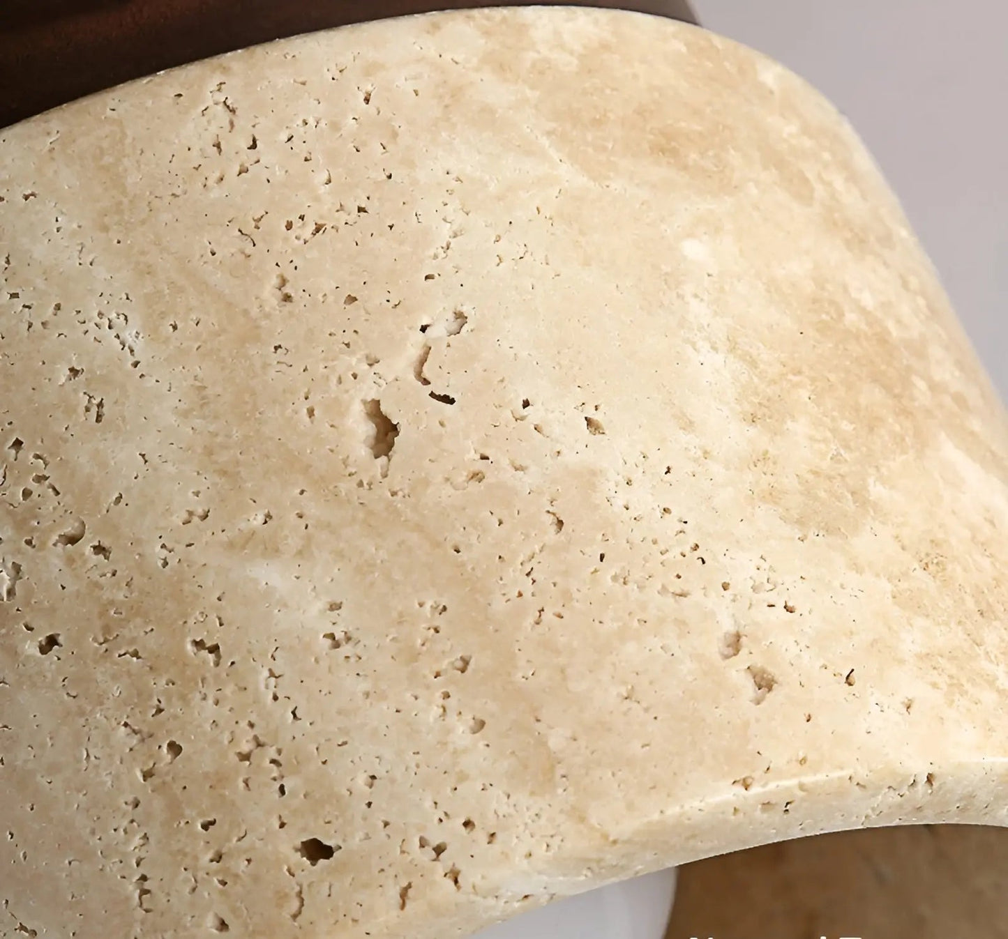 "Moderne, minimalistische plafondlamp met organische vormen en subtiele LED-lichtgloed, geïnspireerd door Japans design."