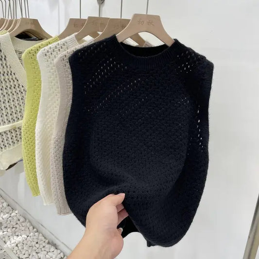 "Mouwloze gebreide trui met opengewerkte details, retro-chic, ademend en lichtgewicht, ideaal voor zomerse dagen."