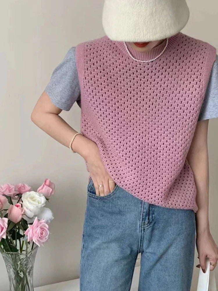 "Mouwloze gebreide trui met opengewerkte details, retro-chic, ademend en lichtgewicht, ideaal voor zomerse dagen."