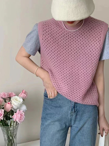 "Mouwloze gebreide trui met opengewerkte details, retro-chic, ademend en lichtgewicht, ideaal voor zomerse dagen."