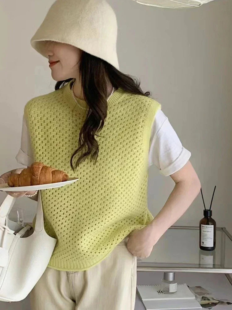 "Mouwloze gebreide trui met opengewerkte details, retro-chic, ademend en lichtgewicht, ideaal voor zomerse dagen."