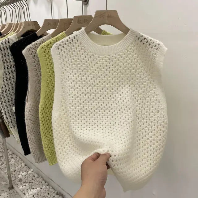 "Mouwloze gebreide trui met opengewerkte details, retro-chic, ademend en lichtgewicht, ideaal voor zomerse dagen."