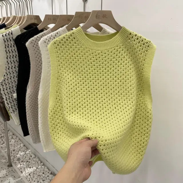 "Mouwloze gebreide trui met opengewerkte details, retro-chic, ademend en lichtgewicht, ideaal voor zomerse dagen."