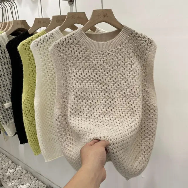 "Mouwloze gebreide trui met opengewerkte details, retro-chic, ademend en lichtgewicht, ideaal voor zomerse dagen."