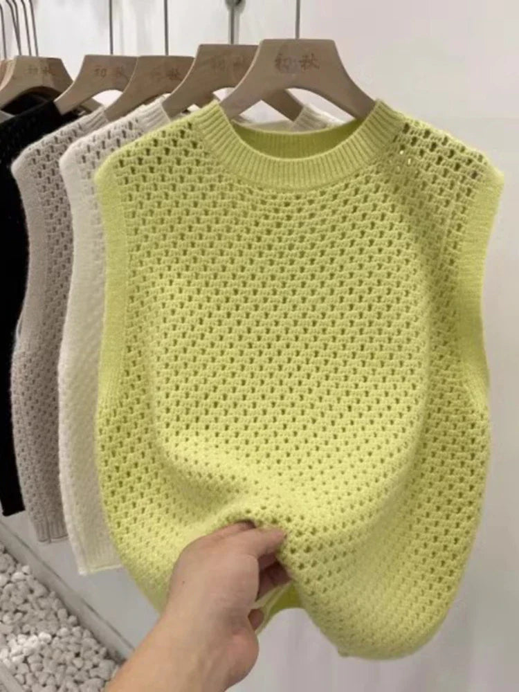 "Mouwloze gebreide trui met opengewerkte details, retro-chic, ademend en lichtgewicht, ideaal voor zomerse dagen."