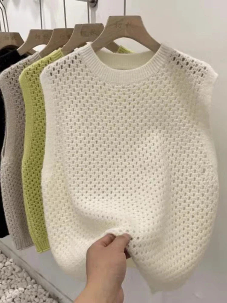 "Mouwloze gebreide trui met opengewerkte details, retro-chic, ademend en lichtgewicht, ideaal voor zomerse dagen."