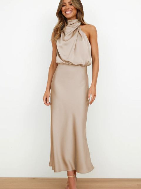 "Mouwloze Milou cocktailjurk, elegant satijn, off-shoulder, bodycon fit, maxi-lengte, perfecte voor avondfeest."