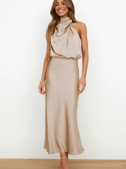 "Mouwloze Milou cocktailjurk, elegant satijn, off-shoulder, bodycon fit, maxi-lengte, perfecte voor avondfeest."