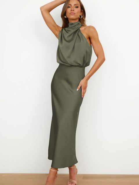 "Mouwloze Milou cocktailjurk, elegant satijn, off-shoulder, bodycon fit, maxi-lengte, perfecte voor avondfeest."