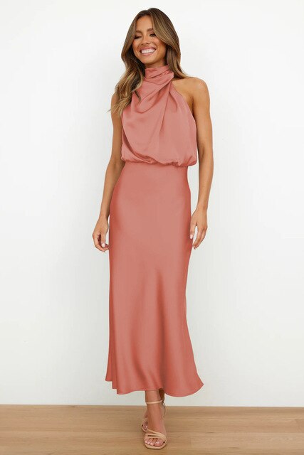 "Mouwloze Milou cocktailjurk, elegant satijn, off-shoulder, bodycon fit, maxi-lengte, perfecte voor avondfeest."