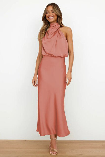 "Mouwloze Milou cocktailjurk, elegant satijn, off-shoulder, bodycon fit, maxi-lengte, perfecte voor avondfeest."