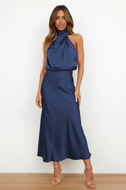 "Mouwloze Milou cocktailjurk, elegant satijn, off-shoulder, bodycon fit, maxi-lengte, perfecte voor avondfeest."