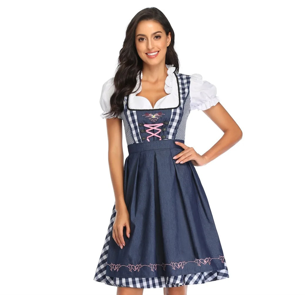 "Oktoberfest dirndl in elegant design, blauw geruit; ideaal voor vrouwen die een feestelijke traditionele Duitse look willen.