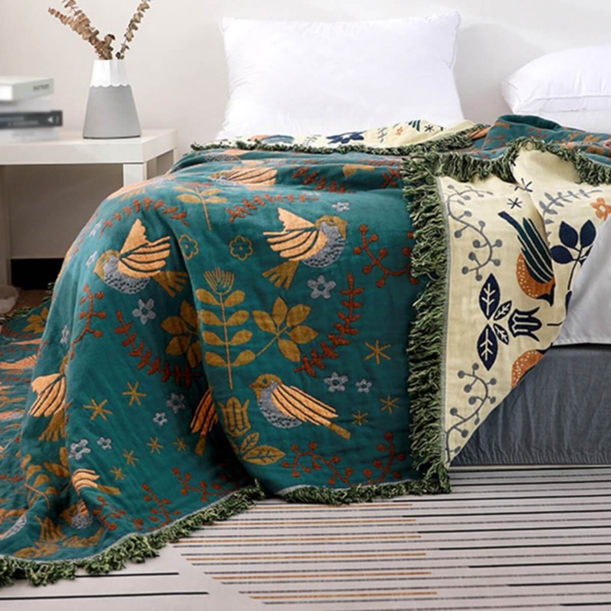 "Omkeerbaar Scandinavisch dekentje met dubbelzijdig design en stijlvolle patronen voor comfort en flair in elke ruimte."