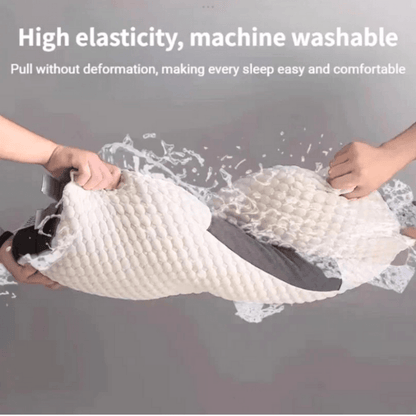 Orthopedisch kussen in zijaanzicht voor nek- en rugondersteuning, wit, ergonomische vorm, geschikt voor alle slaaphoudingen.