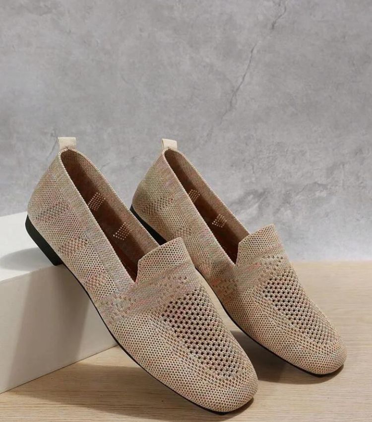 "Orthopedische antislip damesschoenen, elegant grijs ontwerp met afgeronde neus en ademende voering voor comfort."