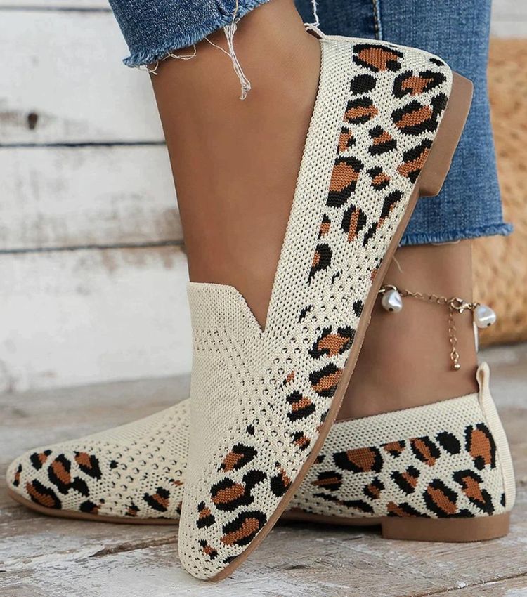 "Orthopedische antislip damesschoenen, elegant grijs ontwerp met afgeronde neus en ademende voering voor comfort."