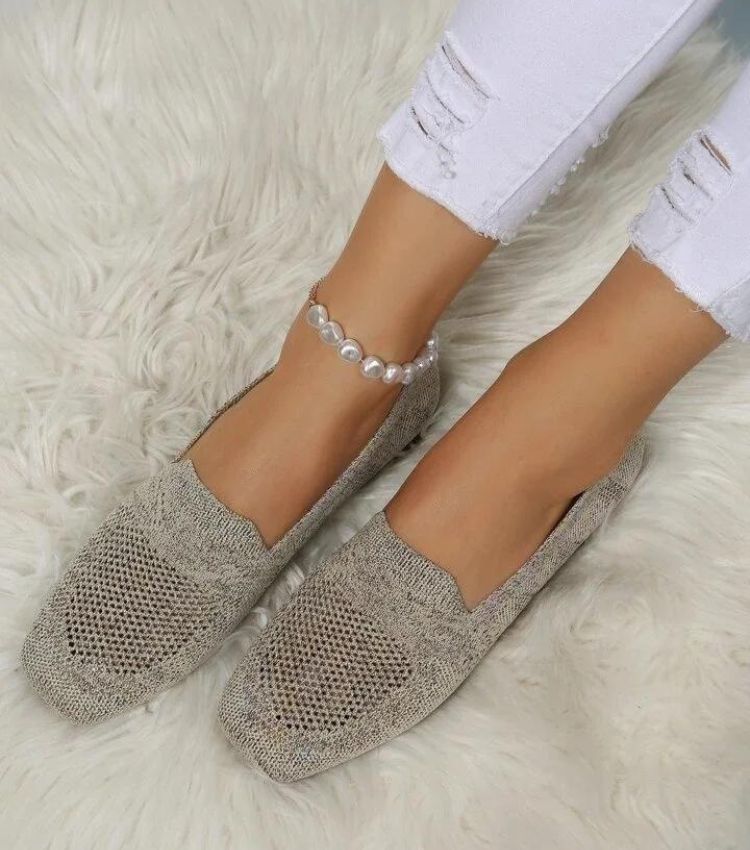 "Orthopedische antislip damesschoenen, elegant grijs ontwerp met afgeronde neus en ademende voering voor comfort."
