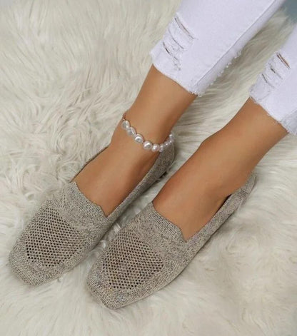 "Orthopedische antislip damesschoenen, elegant grijs ontwerp met afgeronde neus en ademende voering voor comfort."