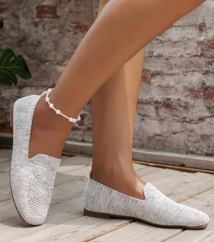 "Orthopedische antislip damesschoenen, elegant grijs ontwerp met afgeronde neus en ademende voering voor comfort."