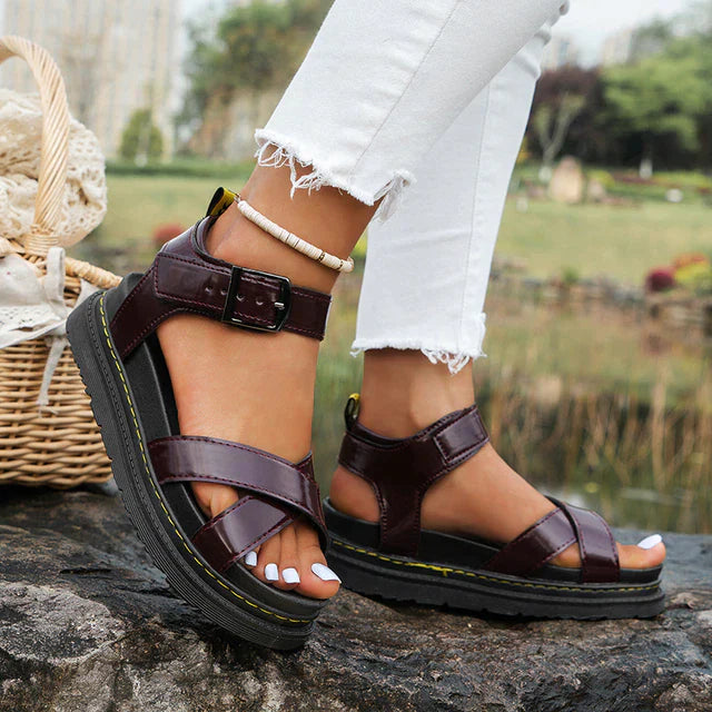 Orthopedische dames sandalen, sportief en elegant in wit, met een comfortabele steunzool, ideaal voor lange wandelingen.