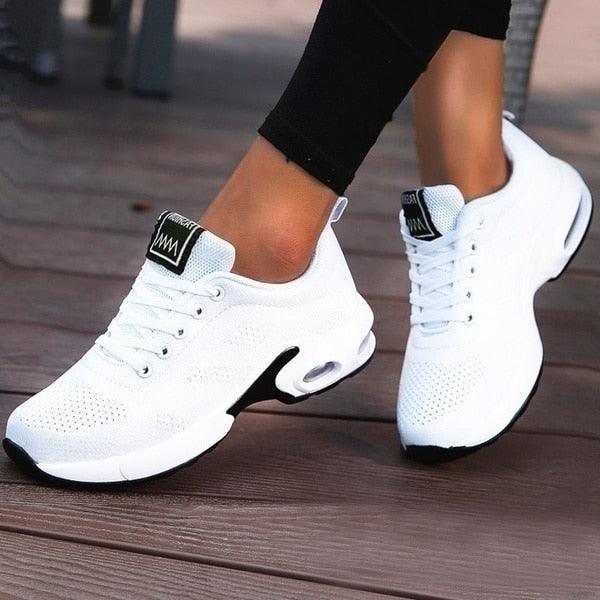 "Orthopedische dames sneakers, wit en blauw, ergonomische pasvorm voor comfort en ondersteuning bij actieve levensstijl."