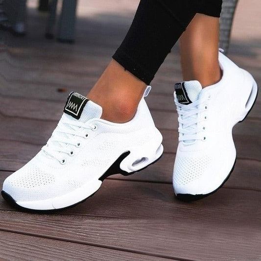 "Orthopedische dames sneakers, wit en blauw, ergonomische pasvorm voor comfort en ondersteuning bij actieve levensstijl."
