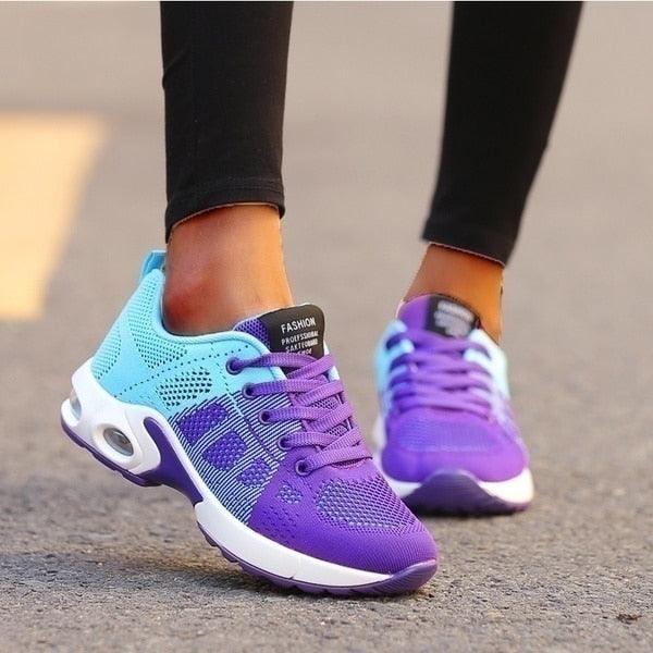 "Orthopedische dames sneakers, wit en blauw, ergonomische pasvorm voor comfort en ondersteuning bij actieve levensstijl."