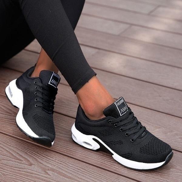 "Orthopedische dames sneakers, wit en blauw, ergonomische pasvorm voor comfort en ondersteuning bij actieve levensstijl."