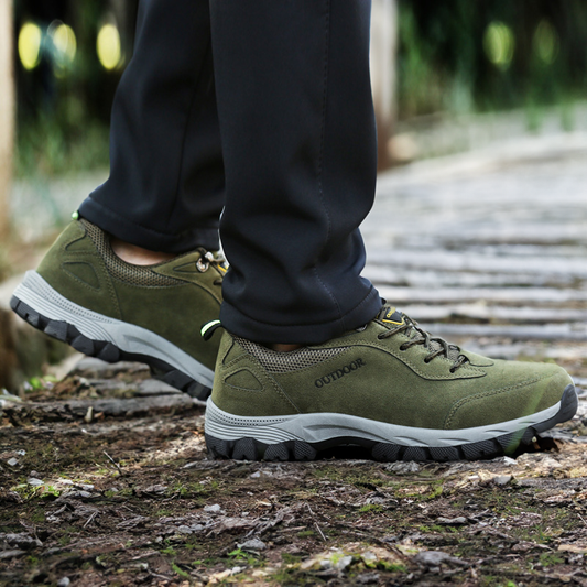 "Orthopedische herenschoenen, bruin met ademende bovenlaag en stevige zool, ideaal voor comfort en stabiliteit bij wandelen."