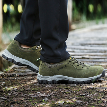 "Orthopedische herenschoenen, bruin met ademende bovenlaag en stevige zool, ideaal voor comfort en stabiliteit bij wandelen."