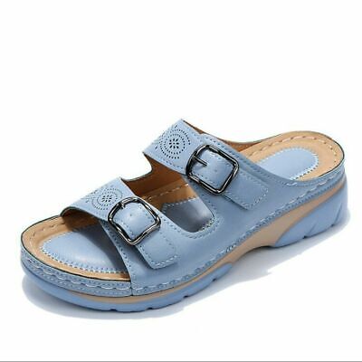 "Orthopedische leren sandalen in blauw en bruin, met verstelbare pasvorm en memory foam zool voor comfort en stijl."