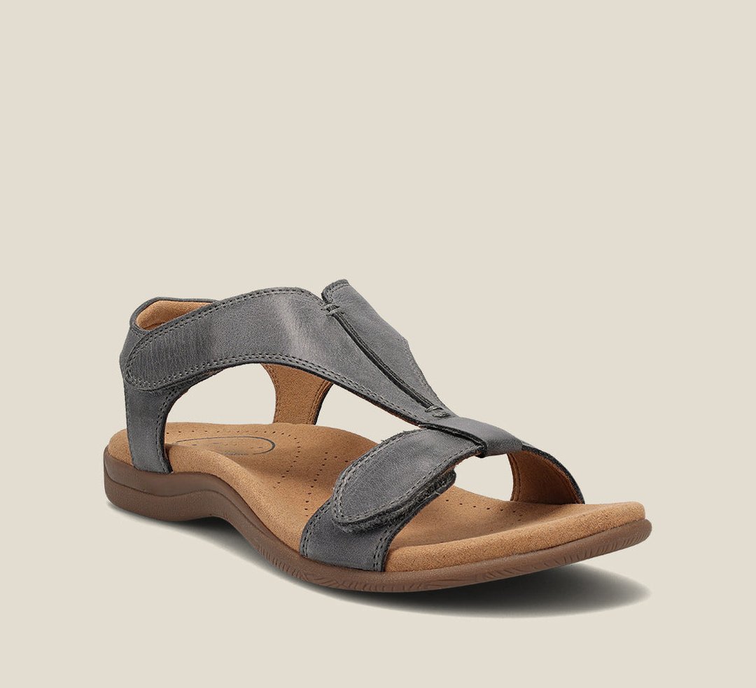 "Orthopedische leren sandalen voor dames. Stijlvol ontwerp, hoogwaardig leer, bruin met verstelbare riemen voor comfort."