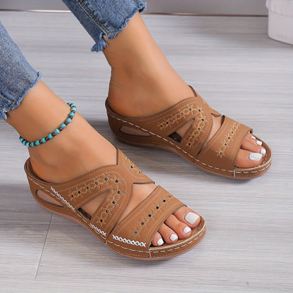 "Orthopedische sandalen voor vrouwen, bruin met brede zool, gelvulling voor comfort bij knie- en voetpijn."