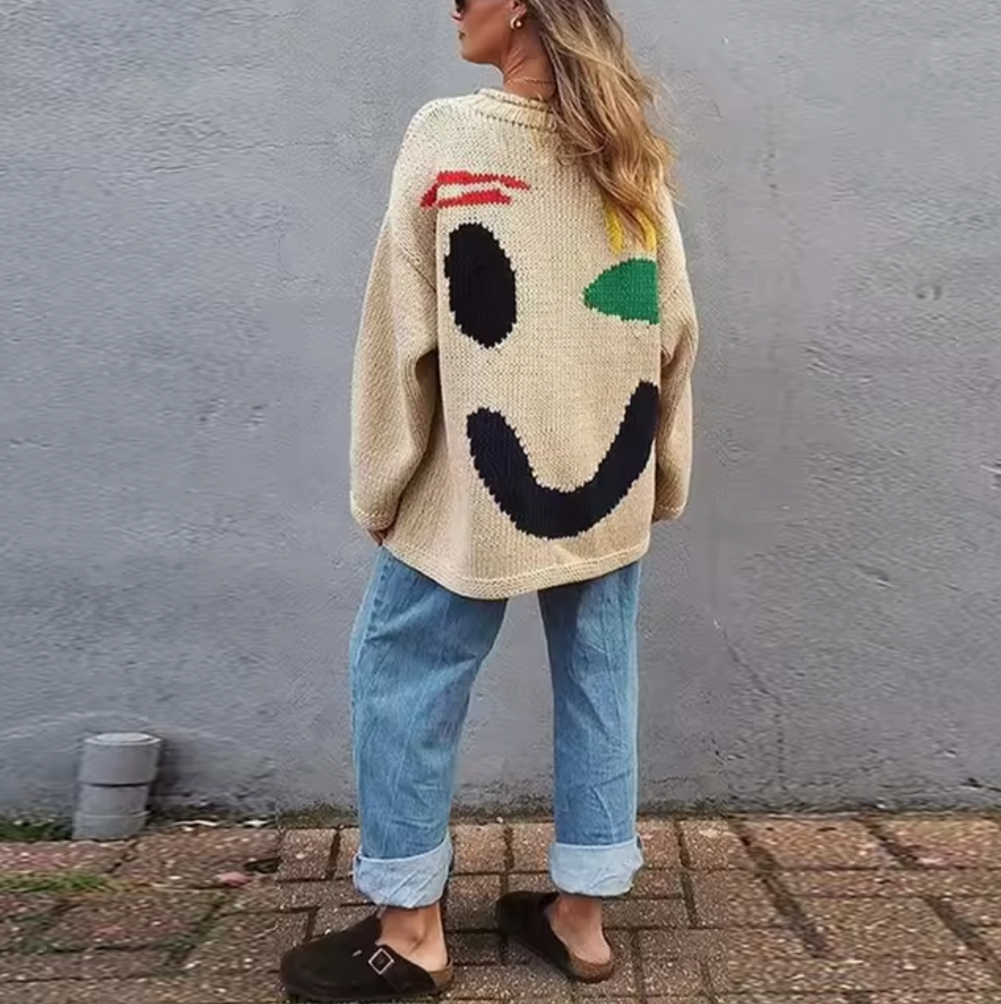 "Oversized Boho Trui met Smiley Graphic, kleurrijk en comfortabel design, gemaakt van ademend katoen voor elke gelegenheid."