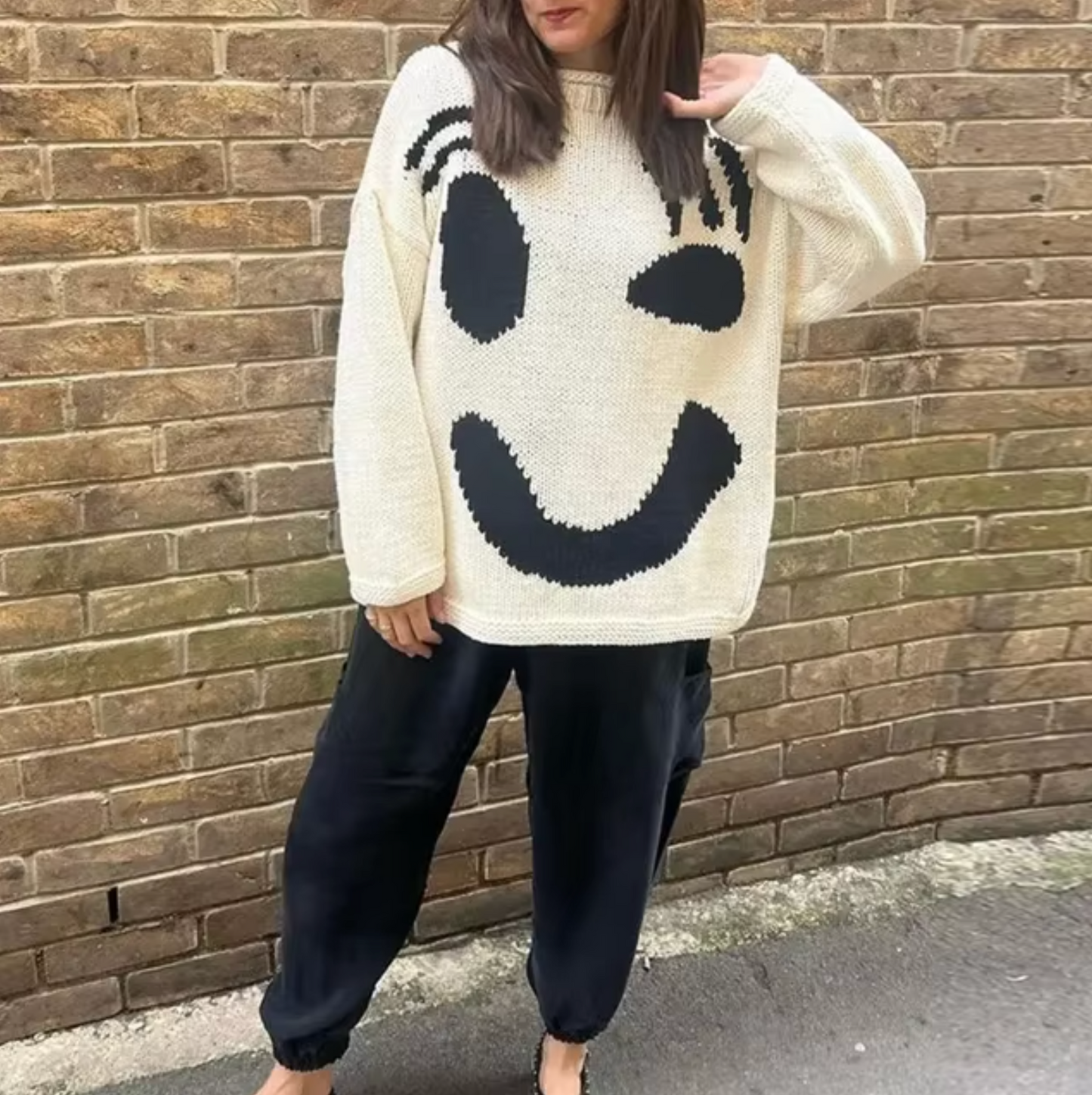 "Oversized Boho Trui met Smiley Graphic, kleurrijk en comfortabel design, gemaakt van ademend katoen voor elke gelegenheid."
