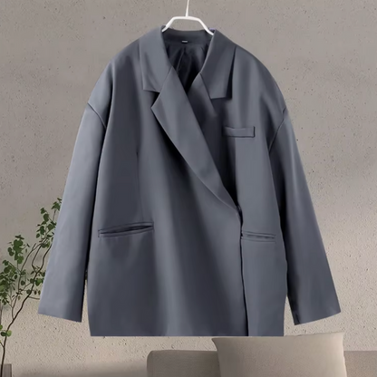 Oversized damesblazer in zachte, duurzame stof met trendy pasvorm, geschikt voor casual en formele outfits.