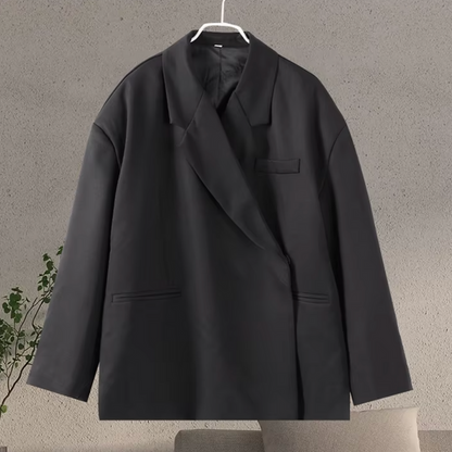 Oversized damesblazer in zachte, duurzame stof met trendy pasvorm, geschikt voor casual en formele outfits.