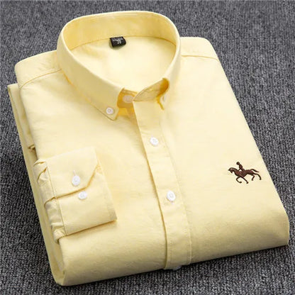 "Oxford overhemd voor heren, wit met subtiel geborduurd detail, button-down kraag, klassiek ontwerp voor elke gelegenheid."