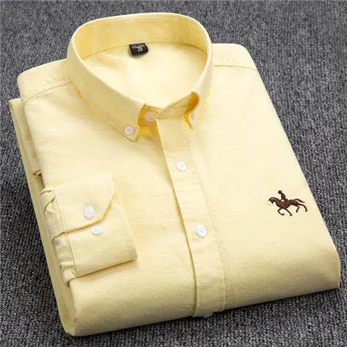 "Oxford overhemd voor heren, wit met subtiel geborduurd detail, button-down kraag, klassiek ontwerp voor elke gelegenheid."