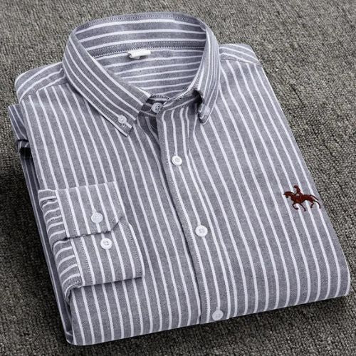 "Oxford overhemd voor heren, wit met subtiel geborduurd detail, button-down kraag, klassiek ontwerp voor elke gelegenheid."