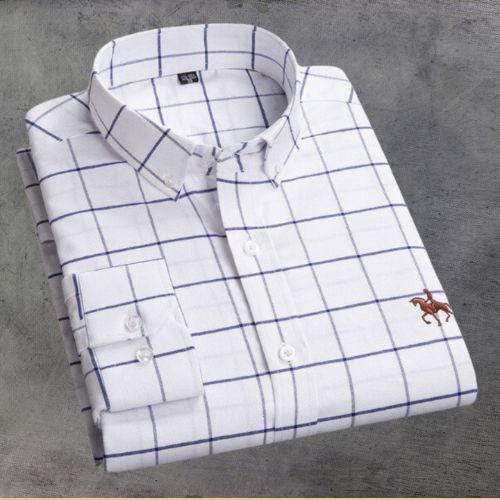 "Oxford overhemd voor heren, wit met subtiel geborduurd detail, button-down kraag, klassiek ontwerp voor elke gelegenheid."