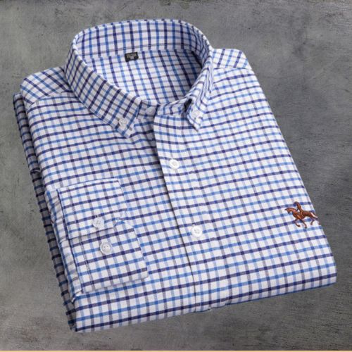 "Oxford overhemd voor heren, wit met subtiel geborduurd detail, button-down kraag, klassiek ontwerp voor elke gelegenheid."